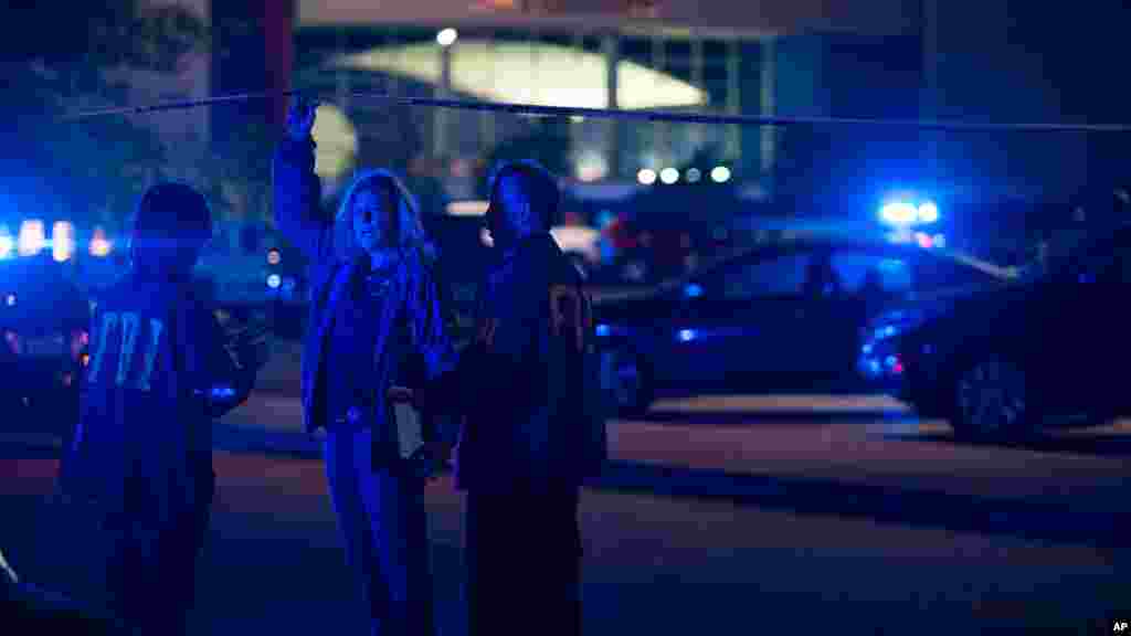 Des policiers de Lafayette devant la salle de cinéma, 23 Juillet 2015.