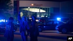 Des policiers devant le cinema de Lafayette, 23 juillet 2015