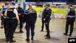 네덜라드 암스테르담 스히폴 공항에서 괴한이 흉기 난동을 부리다가 헌병의 총에 맞은 사건이 발생한 후, 무장한 경찰관들이 공항 내부를 순찰하고 있다.