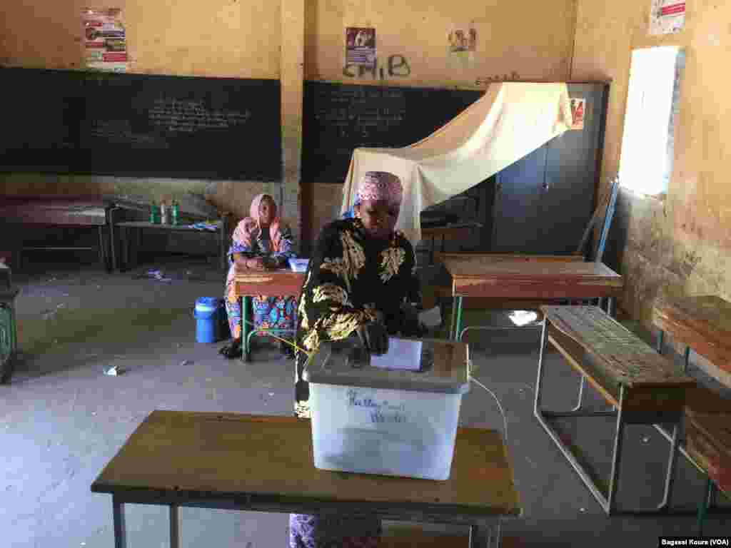 Peu d&#39;affluence dans les bureaux de vote nigériens pour le second tour de la présidentielle du 20 mars 2016.