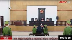 Jurnalis Vietnam Pham Doan Trang muncul di ruang sidang di Hanoi pada 14 Desember 2021. Dia dijatuhi hukuman 9 tahun penjara. (Foto: ANTV via YouTube)