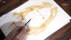 Ալբանացի նկարիչ Դեյվիդ Կրեմադհին սուրճով զգուշորեն ուրվագծում է սրճարանի հաճախորդի դեմքը