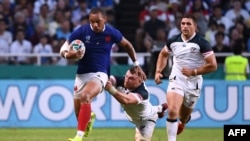 Gael Fickou (à gauche) court avec le ballon lors du match France - Etats-Unis au Mondial de rugby, Japon, le 2 octobre 2019.