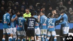 Pemain depan Napoli Lorenzo Insigne (dua dari kanan), menahan bek Napoli Kalidou Koulibaly (kanan), saat wasit Paolo Mazzoleni (empat dari kiri) berdebat dengan pemain Napoli Dries Mertens setelah Koulibaly mendapat kartu merah dalam laga Inter Milan vs Napoli, 26 Desember 2018.