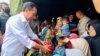 Presiden Joko Widodo memberikan makanan pada korban gempa di tempat penampungan sementara ketika berkunjung ke Cianjur menyusul gempa pada 21 November 2022.