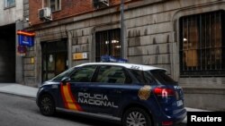 Sebuah mobil polisi terlihat diparkir di depan kantor polisi di Madrid, Spanyol, tempat pengusaha Ingrris Bill Browder, pengecam Presiden Rusia Vladimir Putin, sempat ditahan dan kemudian dibebaskan oleh pihak berwenang, 30 Mei 2018. 