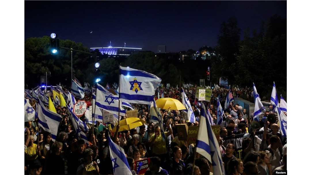 Antivladini demonstranti obeležavaju devet meseci od smrtonosnog napada 7. oktobra, pod sloganom „Izrael se zaustavlja“, ispred privatne rezidencije izraelskog premijera Benjamina Netanjahua u Jerusalimu, 7. jula 2024.