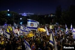 Antivladini demonstranti obeležavaju devet meseci od smrtonosnog napada 7. oktobra, pod sloganom „Izrael se zaustavlja“, ispred privatne rezidencije izraelskog premijera Benjamina Netanjahua u Jerusalimu, 7. jula 2024.