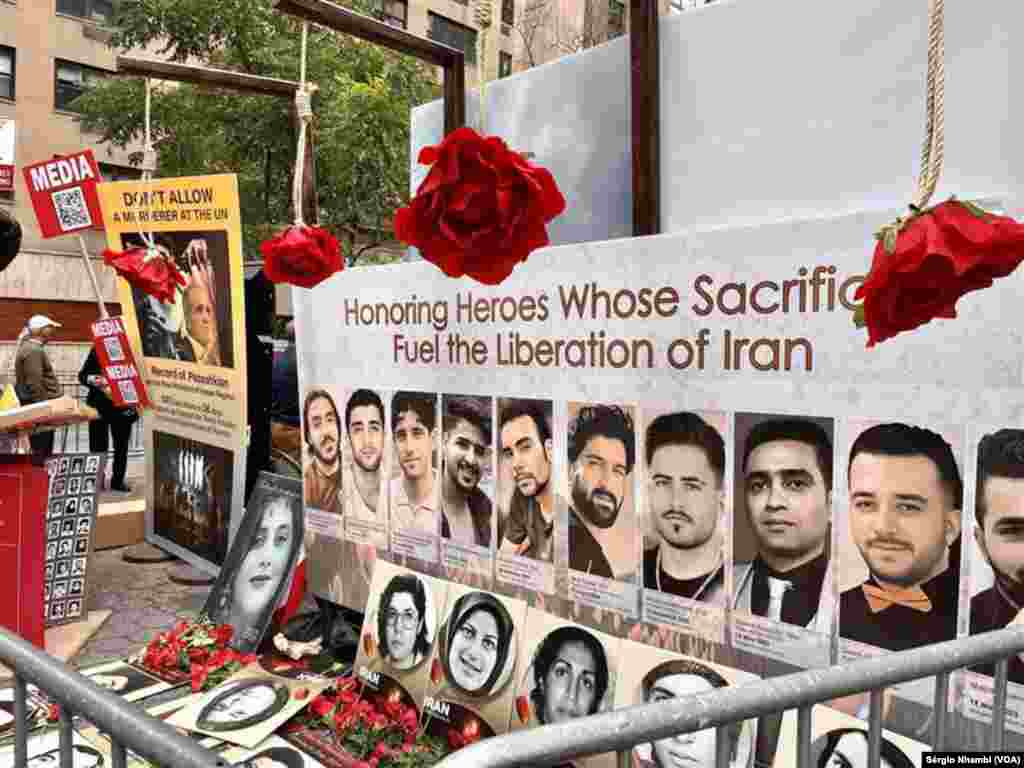 Memorial aos "heróis" iranianos cujos "sacrifícios alimentam a libertação do Irão". Nova Iorque