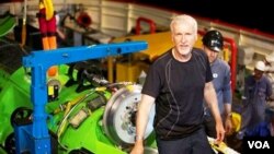 James Cameron, melakukan penyelaman ke dasar laut seorang diri. Penyelaman ini merupakan yang pertama kali dilakukan sejak lima puluh tahun terakhir (25/3).