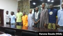 Wasu cikin 'yan Boko Haram da suka mika kansu da kansu ga rundunar sojojin Maiduguri a Borno