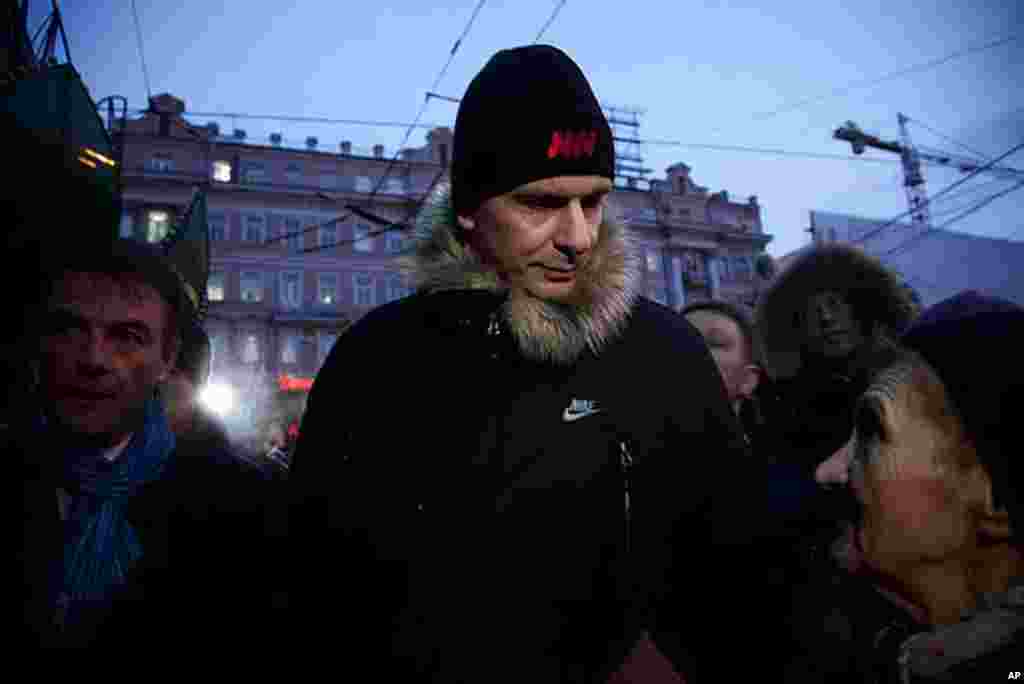 Russian businessman Mikhail Prokhorov, a candidate in the recent presidential elections, greeted supporters and naysayers in the crowd, March 5, 2012, (VOA - Y. Weeks).