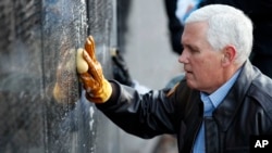 El vicepresidente de EE.UU., Mike Pence, lavó el Monumento a los Veteranos de la Guerra de Vietnam en Washington, D.C., en el Día de los Veteranos el sábado, 11 de noviembre de 2017.