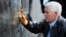 El vicepresidente de EE.UU., Mike Pence, lavó el Monumento a los Veteranos de la Guerra de Vietnam en Washington, D.C., en el Día de los Veteranos el sábado, 11 de noviembre de 2017.