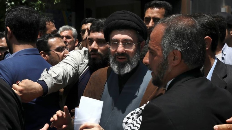 رویترز: صورت مجتبی خامنه‌ای دچار تغییر شکل شده و یک یا هر دو پای او آسیب دیده است