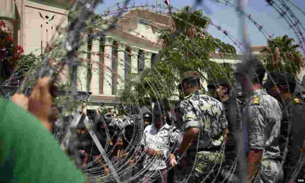 (Y. Weeks for VOA) 宪法法院在军方和警方的重兵防守下。