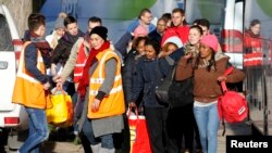 Para migran mulai meninggalkan Jules Ferry Center menuju bis yang akan membawa mereka ke lokasi lain, setelah meninggalkan Calais, Perancis, 3 November 2016. (REUTERS/Pascal Rossignol) 