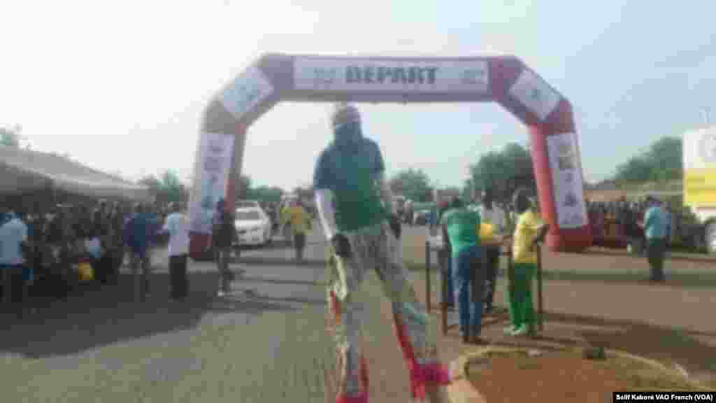 Un des acrobates du Tour du Faso en pleine animation sur la ligne d'arrivée à Bobo-Dioulasso, mercredi 5 novembre, 2015, Photo Salif Kaboré, VOA French