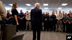 Presiden AS Donald Trump dan ibu negara Melania Trump bertemu para polisi Las Vegas yang pertama kali merespon laporan penembakan massal di Las Vegas, Rabu (4/10). 