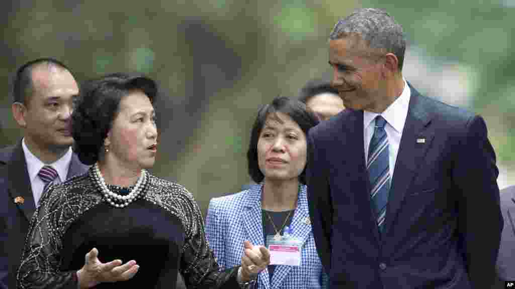 Le président américain Barack Obama avec la présidente de l'Assemblée nationale Nguyen Thi Kim Ngan au Palais présidentiel à Hanoi, au Vietnam, le 23 mai 2016.