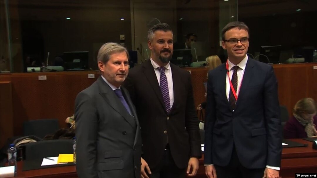 Evropski komesar za proširenje Johanes Han sa ministrom za evropska pitanja CG Andrijom Pejovićem u Briselu, 11. decembar 2017.