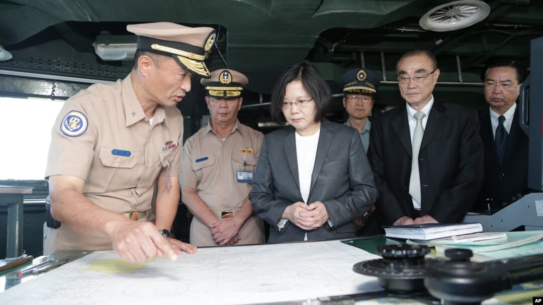 Presiden Tsai Ing-wen (tengah), mengkaji bagan-bagan kelautan di atas kapal Angkatan Laut Taiwan di kota pelabuhan Khaohsiung, Taiwan, Juli 2016. 
