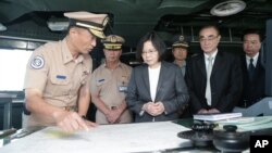 Presiden Tsai Ing-wen (tengah), mengkaji bagan-bagan kelautan di atas kapal Angkatan Laut Taiwan di kota pelabuhan Khaohsiung, Taiwan, Juli 2016. 