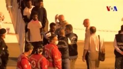 Des migrants sur les garde-côtes italiens sont autorisés à débarquer (vidéo)