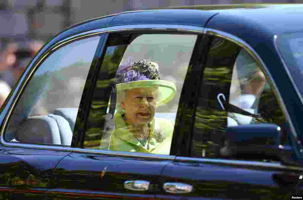 Ratu Elizabeth II tiba di Kapel Santo George, Istana Windsor, untuk menghadiri pernikahan Meghan Markle dan Pangeran Harry di Windsor, Inggris, 19&nbsp;Mei 2018.