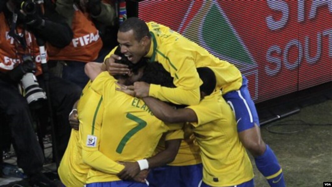 Para pemain Brazil merayakan gol Blumer Elano (No. 7) saat melawan Pantai Gading di babak grup. Pemain tengah yang kerap mencetak gol ini, akan absen dalam pertandingan melawan Belanda.