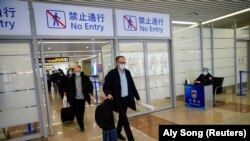 Peter Ben Embarek, dan anggota tim Organisasi Kesehatan Dunia (WHO) lainnya yang bertugas menyelidiki asal-usul COVID-19, tiba di Bandara Internasional Pudong di Shanghai, Cina 10 Februari 2021. (Foto: REUTERS/Aly Song)