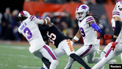 Bills player collapses, gets CPR before leaving field in ambulance