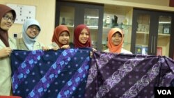 Lima mahasiswa Fakultas Kedokteran UGM menunjukkan kreasi batik Kumahargyan motif Musculus Skeletal di Yogyakarta, Jumat, 27 Juni 2014 (Foto: VOA/Munarsih)