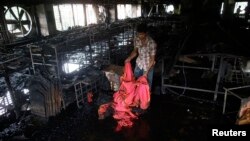 Un trabajador inspecciona la fábrica del grupo Tung Hai, en cuyo edificio se produjo un incendio que acabó con la vida de ocho personas en Dhaka, Bangladesh.
