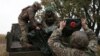 Ukrainski vojnici jedinice Protivvazdušne odbrane, 241 izdvojene brigade snaga Teritorijalne odbrane, uklanjaju zaštitu sa ZU-23 protivavionskog topa, tokom treninga u regionu Kijeva, 28. oktobra 2023.