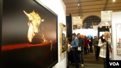 The opening of 'Also Known As African' fair that runs through Sunday in Paris. Some 15,000 people attended last year's inaugural edition, Paris, Nov. 9, 2017. (L. Bryant/VOA) 