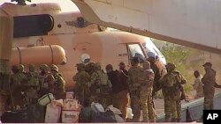 法國軍方提供的一張沒有日期的照片顯示，俄羅斯的瓦格納僱傭軍在馬里北部登上直升機。