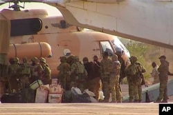 Foto tak bertanggal yang dirilis oleh militer Prancis ini menunjukkan tentara bayaran Rusia menaiki helikopter di Mali utara. (Foto: Militer Prancis via AP)