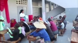 Yon òganizasyon nan vil Sen Mak distribye vètman ak lòt materyèl bay popilasyon an