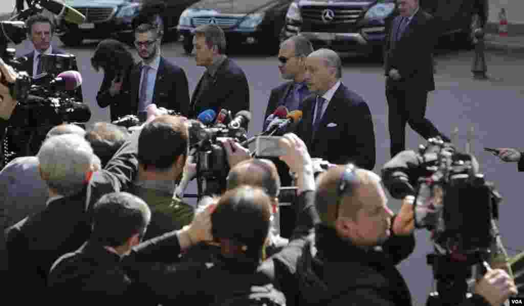 لوران فابیوس وزیر خارجه فرانسه در حال گفتگو با خبرنگاران حاضر در مقابل محل برگزاری مذاکرات اتمی با ایران در هتل بوریواژ در لوزان سوئیس- شنبه ۸ فروردین ۱۳۹۴