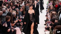 En esta fotografía del 1 de marzo de 2020 una modelo luce piezas de Valentino durante la presentación de la colección otoño invierno 2020/2021 en la Semana de la Moda de París.