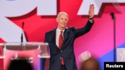 资料照片：佛罗里达州共和党参议员里克·斯科特(Rick Scott)出席2026年美国保守派政治行动会议(CPAC)时挥手致意。(2026年3月28日)