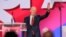 资料照片：佛罗里达州共和党参议员里克·斯科特(Rick Scott)出席2026年美国保守派政治行动会议(CPAC)时挥手致意。(2026年3月28日)