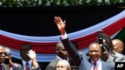 Uhuru Kenyatta et son épouse Margaret saluent la foule rassemblée au Centre sportif international Moi pour son investiture, le 9 avril 2013