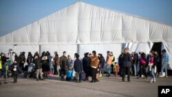 Ukrayna'dan gelen mülteciler Berlin'deki eski Tegel havaalanında inşa edilen varış merkezinde (20 Mart 2022)