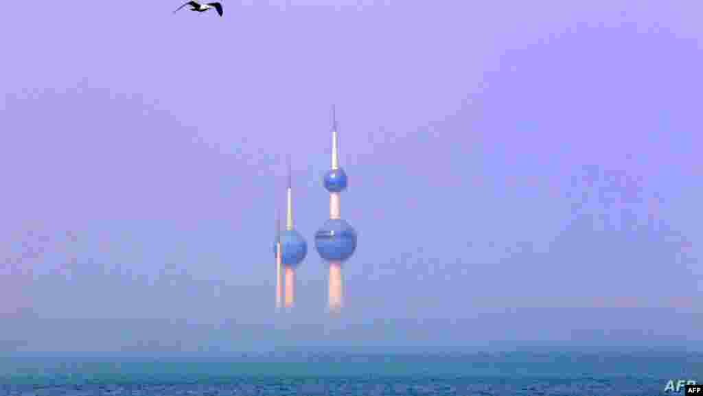 쿠웨이트 수도 쿠웨이트시티의 쿠웨이트타워가 안개 위로 솟아있다.