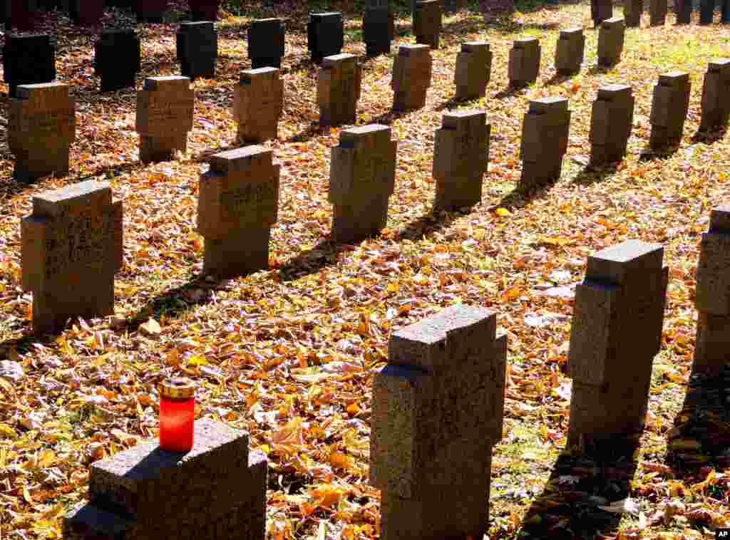 En un cementerio de Frankfurt, Alemania, una candela reposa sobre la tumba de uno de los soldados caídos durante la I Guerra Mundial. El conflicto dejó más de dos millones de soldados muertos en Alemania, y más de cuatro millones de heridos. La canciller Angela Merkel visitará Francia para conmemorar el centenario de la sangrienta guerra.&nbsp;