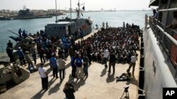 Les migrants secourus attendent à la base d'Abosetta à Tripoli, en Libye, 10 mai 2017. 