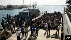 Les migrants secourus attend à la base d'Abosetta à Tripoli, en Libye, 10 mai 2017. 