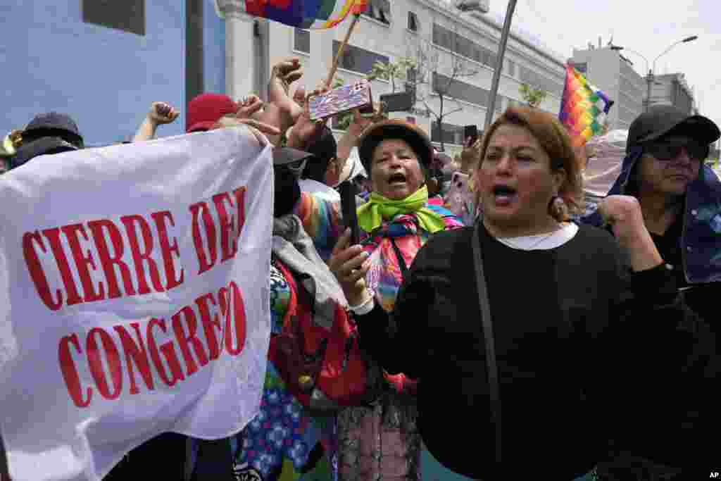 Seguidores del presidente peruano Pedro Castillo protestan portando una bandera que dice &quot;cierre del Congreso&quot; el día en que estaba prevista una sesión para destituir al presidente, cerca del Congreso en Lima, Perú, el miércoles 7 de diciembre. (AP Foto/Martín Mejía)